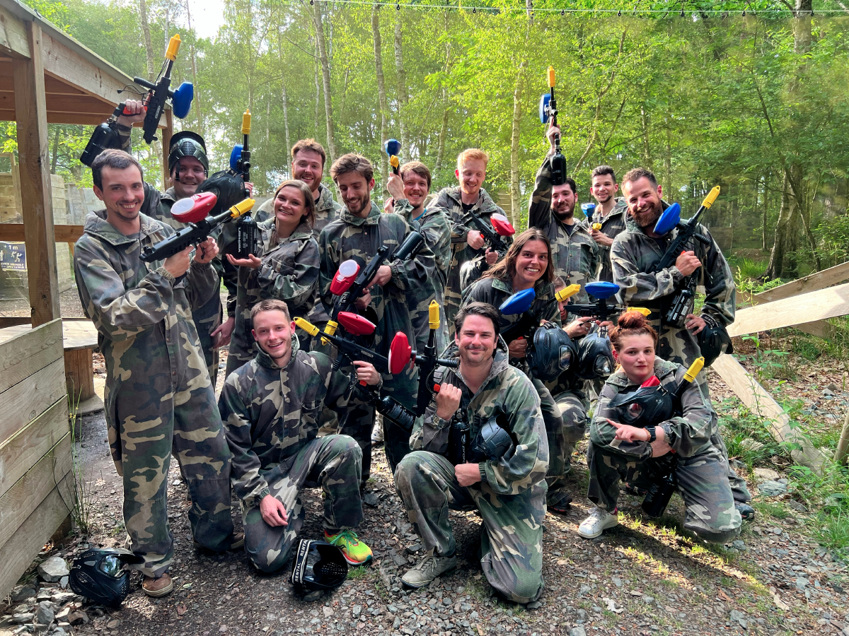 photo de groupe lors de l'activité paintball
